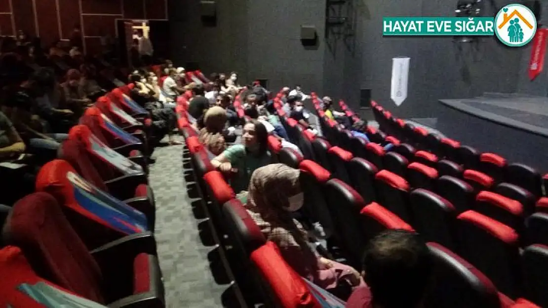 Diyarbakır'da sağlık çalışanları sorunlarını tiyatro yoluyla anlattı