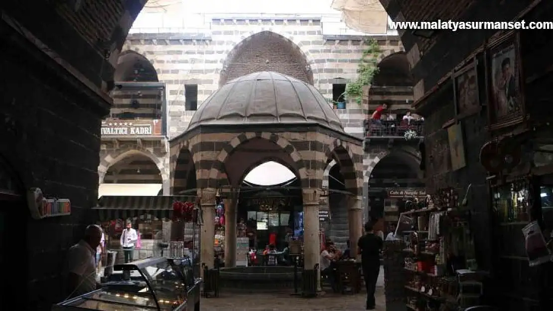 Diyarbakır'da tarihi handa kitap okuma keyfi