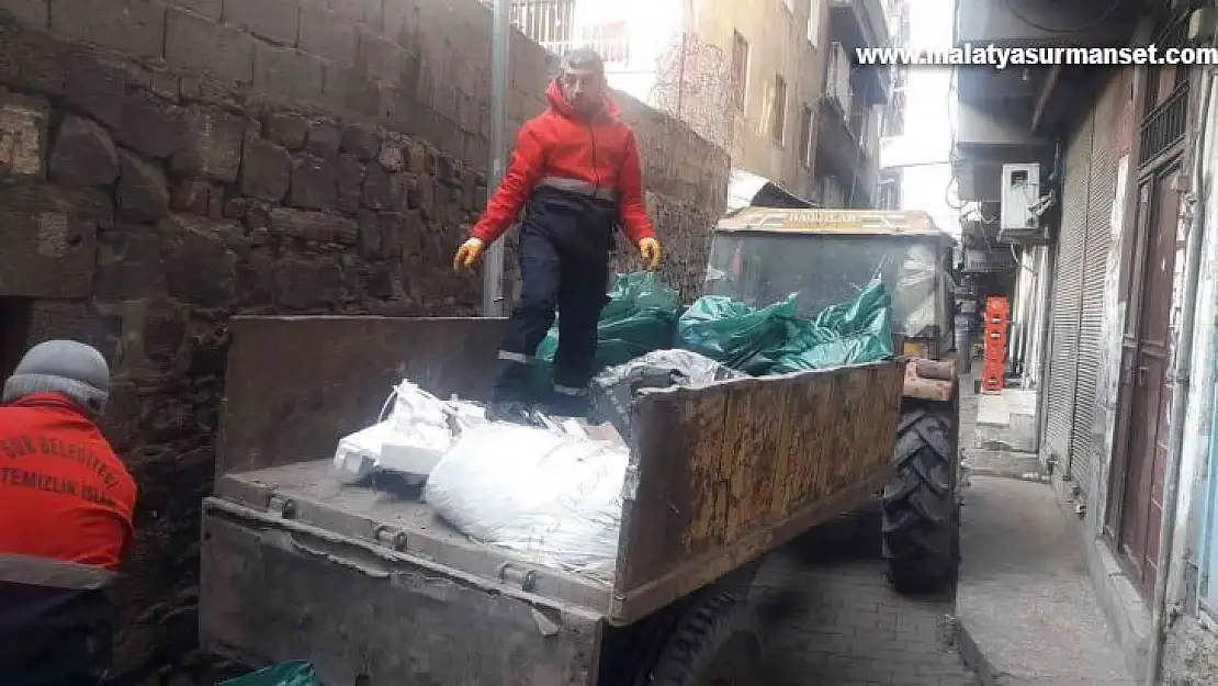 Diyarbakır'da temizlenen evin avlusundan bir römork dolusu çöp çıktı