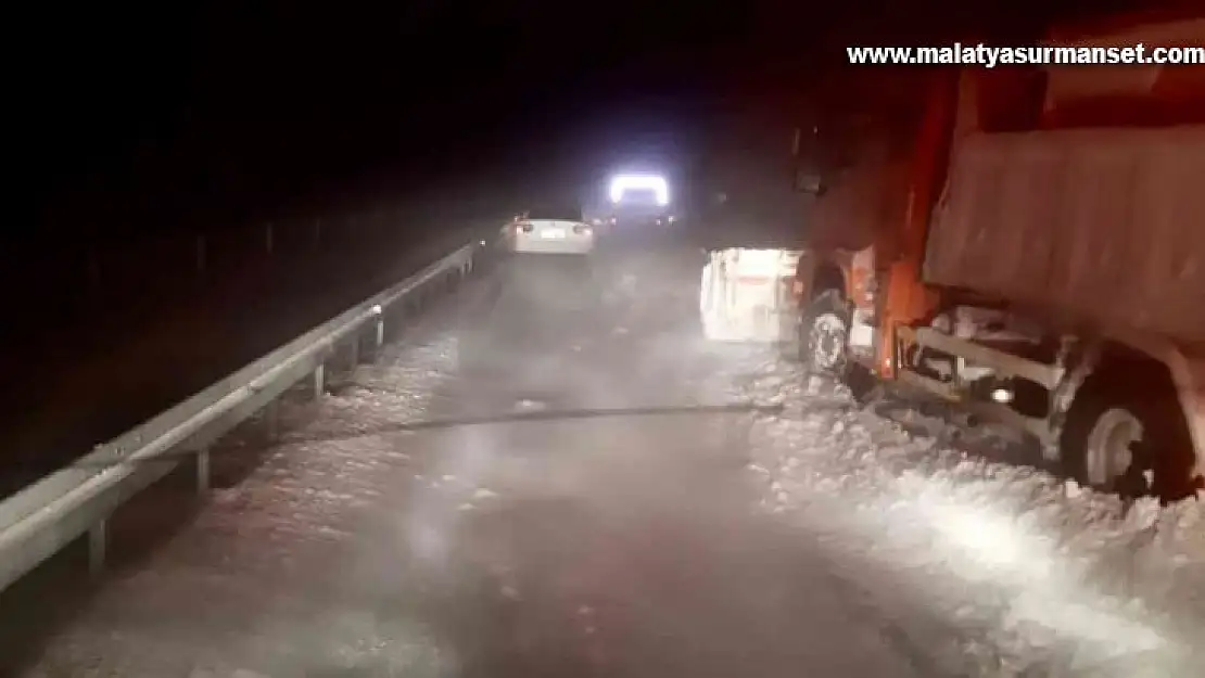 Diyarbakır'da tipi nedeniyle araçlarda mahsur kalan vatandaşları AFAD ekipleri kurtardı