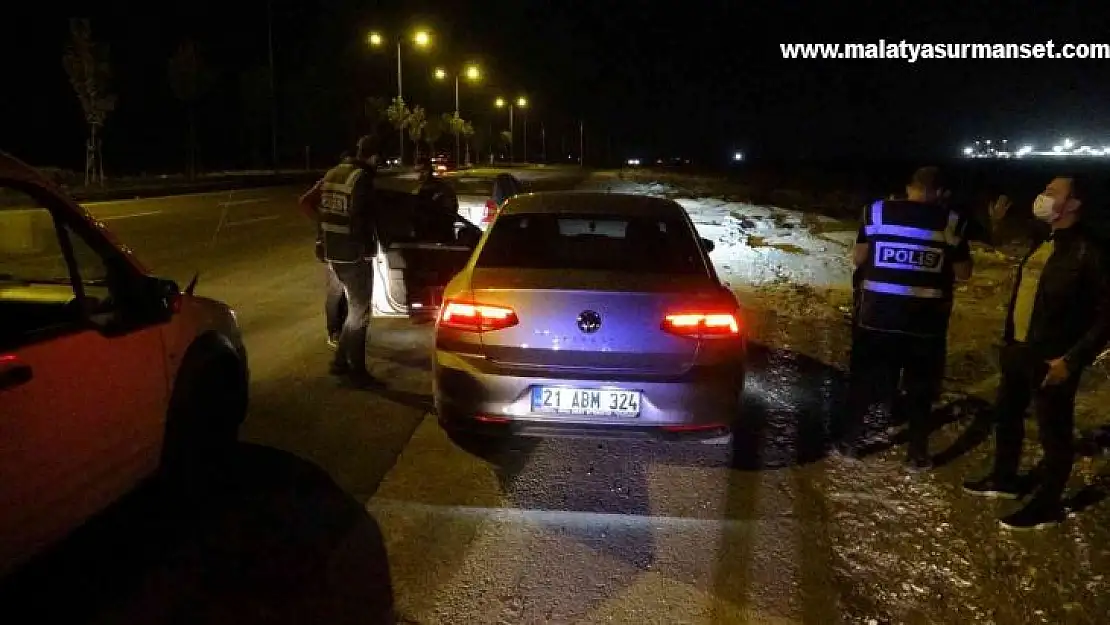 Diyarbakır'da uyuşturucu ve alkoliklerin mekanı haline gelen caddede 'süpürme' uygulaması gerçekleşti