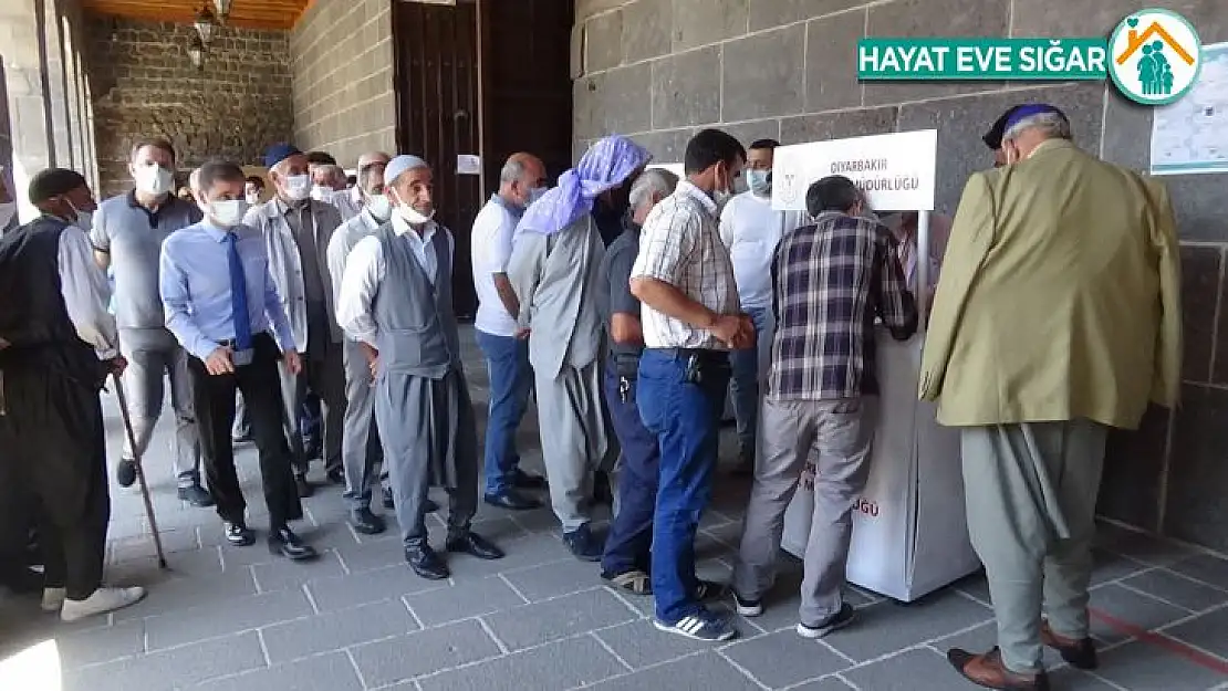 Diyarbakır'da vatandaşlar randevusuz aşı olmak için sıraya girdi