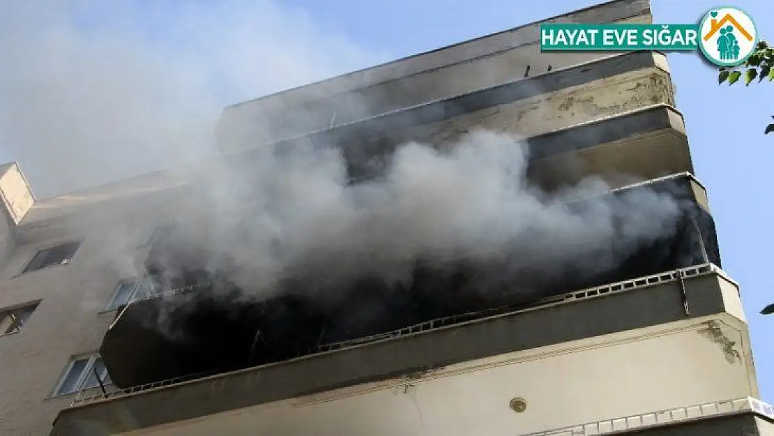 Diyarbakır'da yangın, ev kül oldu, apartman tahliye edildi