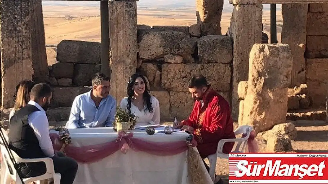 Diyarbakır'daki 3 bin yıllık Zerzevan Kalesi'nde nikah kıyıldı