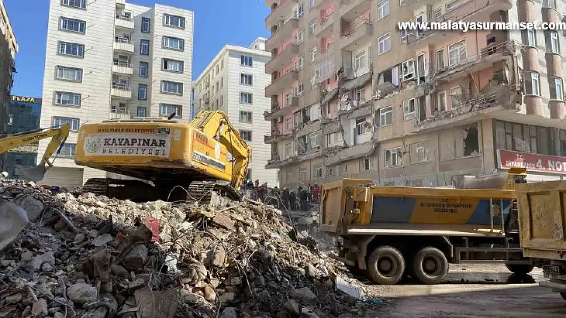 Diyarbakır'daki enkazlarda arama kurtarma çalışmaları devam ediyor