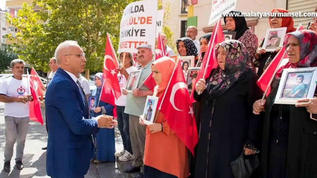 Diyarbakır İl Emniyet Müdürü Kaya, evlat nöbetindeki ailelerle bir araya geldi