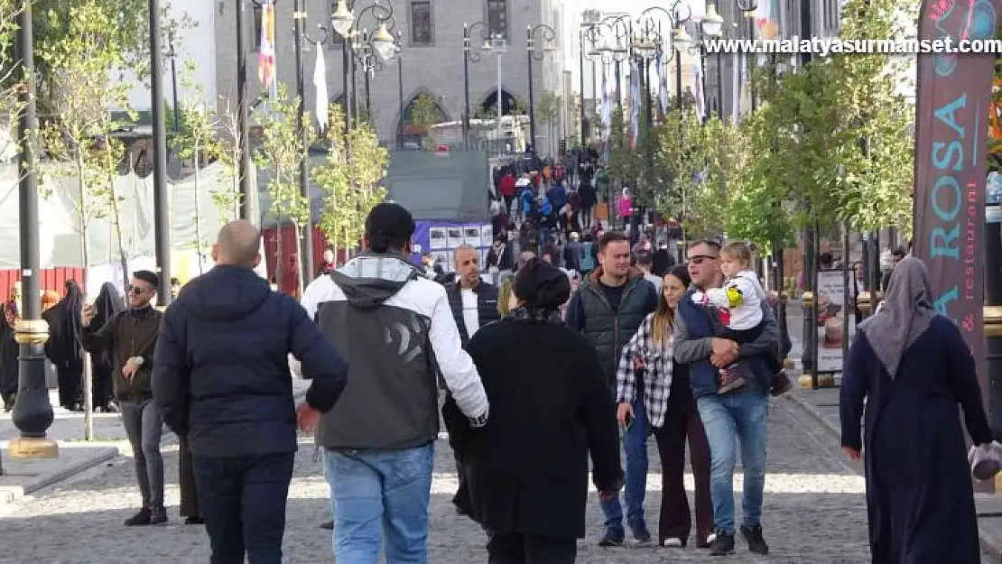 Diyarbakır'ın 'İstiklal Caddesi'ne yoğun ilgi