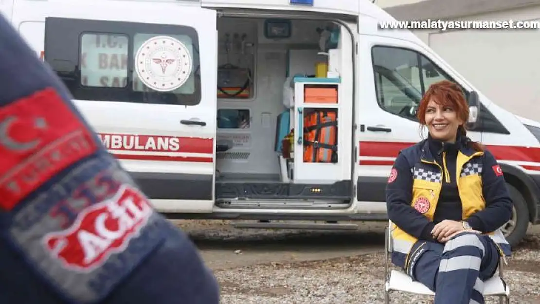 Diyarbakır'ın 'kırmızı başlıklı' kadın ambulans şoförü, zamanla yarışıyor