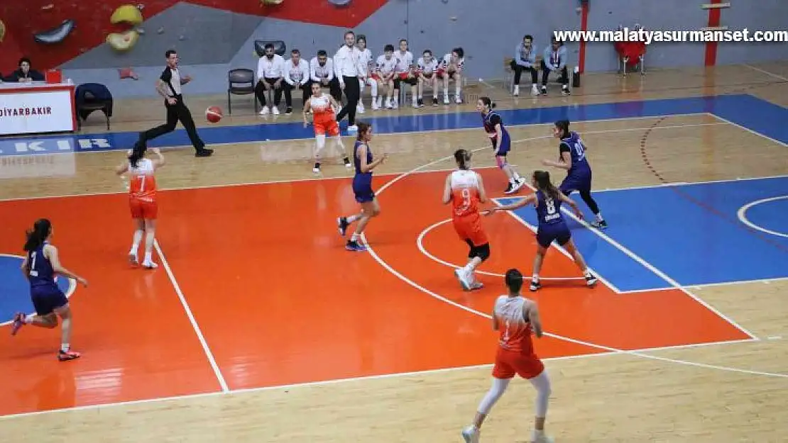 Diyarbakır kadın basketbol takımı kendi sahasında güldü