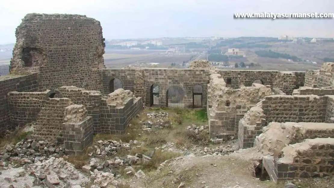 Diyarbakır surlarını bir boy yükselten Mervani hükümdarının sarayı bulundu