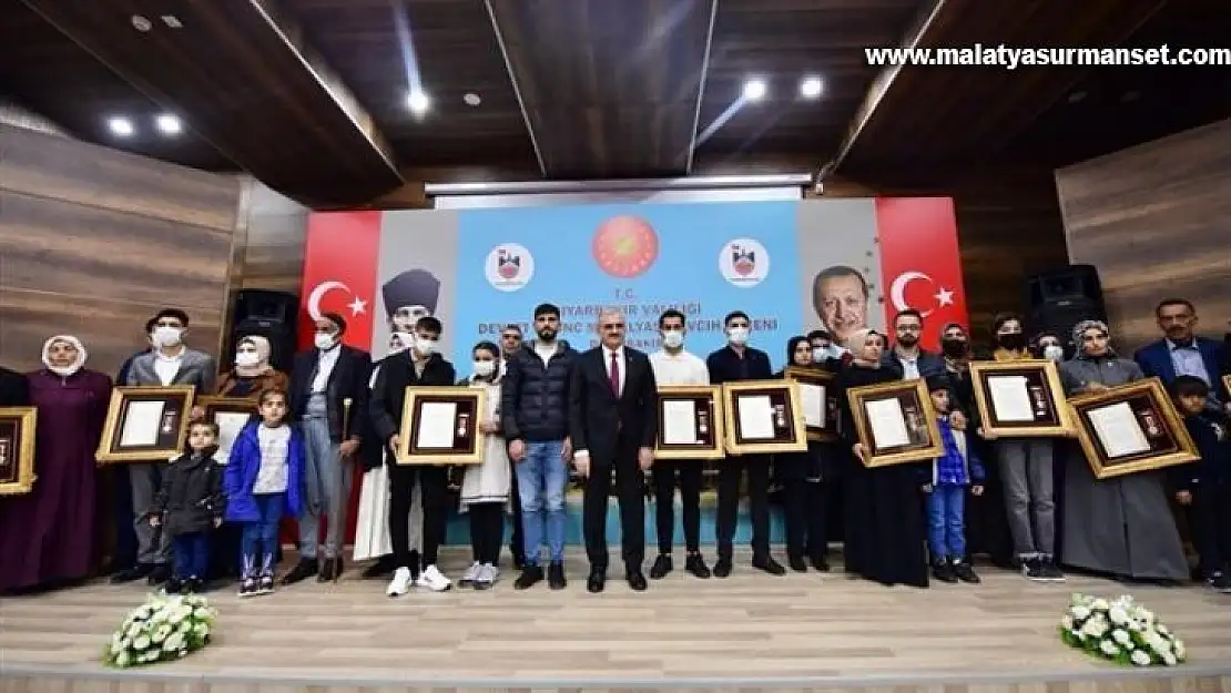 Diyarbakır Valisi Karaloğlu, 12 şehit yakınına devlet övünç madalyalarını takdim etti