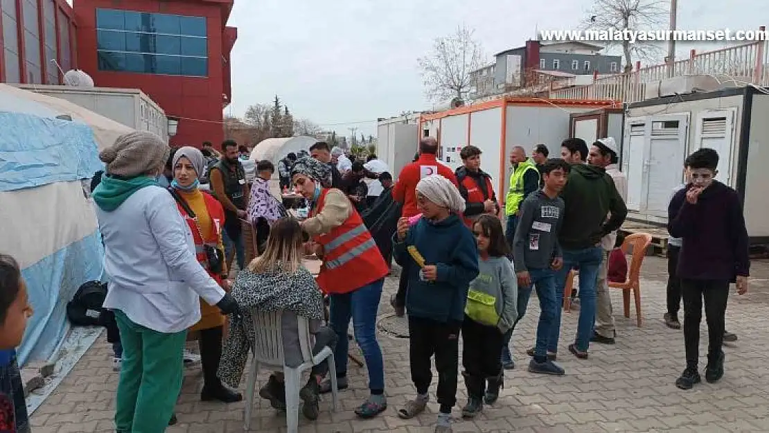 Diyarbakırlı 22 kuaför, Kahramanmaraş'ta depremzedelerin bakımını yaptı