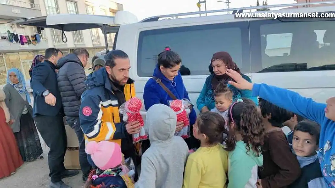 Diyarbakırlı sağlıkçılar, Adıyaman'daki depremzede çocukları unutmadı