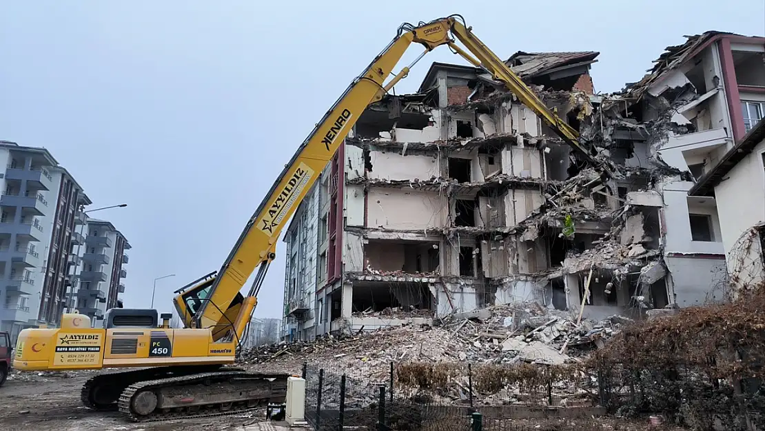 Doğanşehir'de ağır hasarlı binaların yıkımı devam ediyor