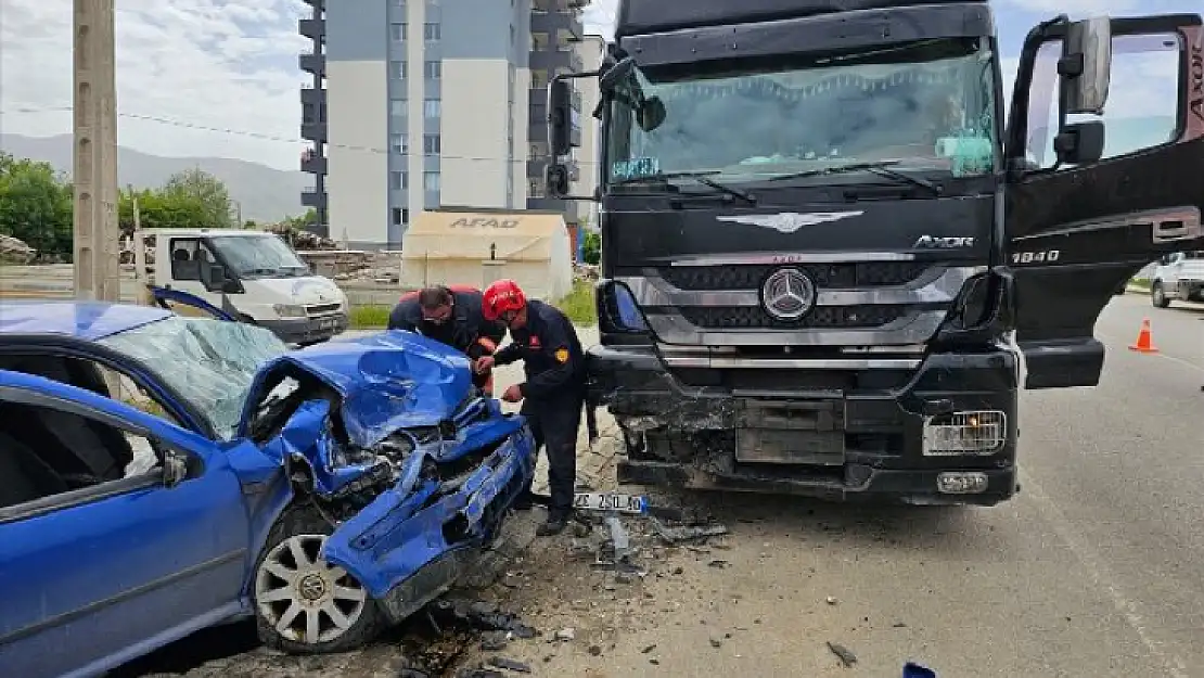 Doğanşehir'de tırla otomobil çarpıştığı kazada 1 kişi yaralandı