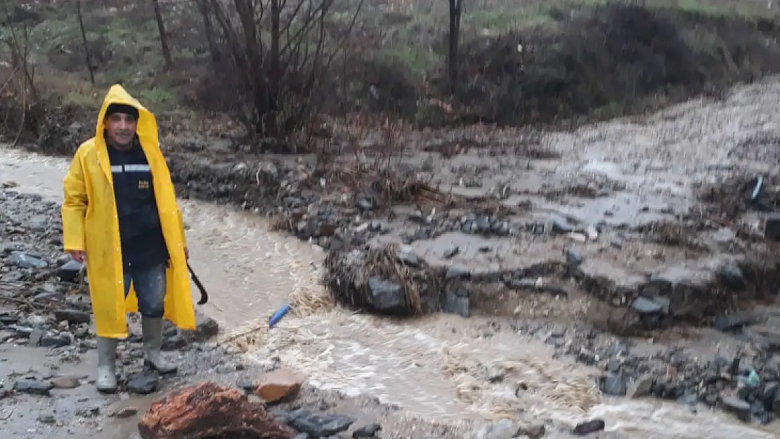 Doğanşehir'de yağmur suları sel getirdi, Belediye ekipleri seferber oldu