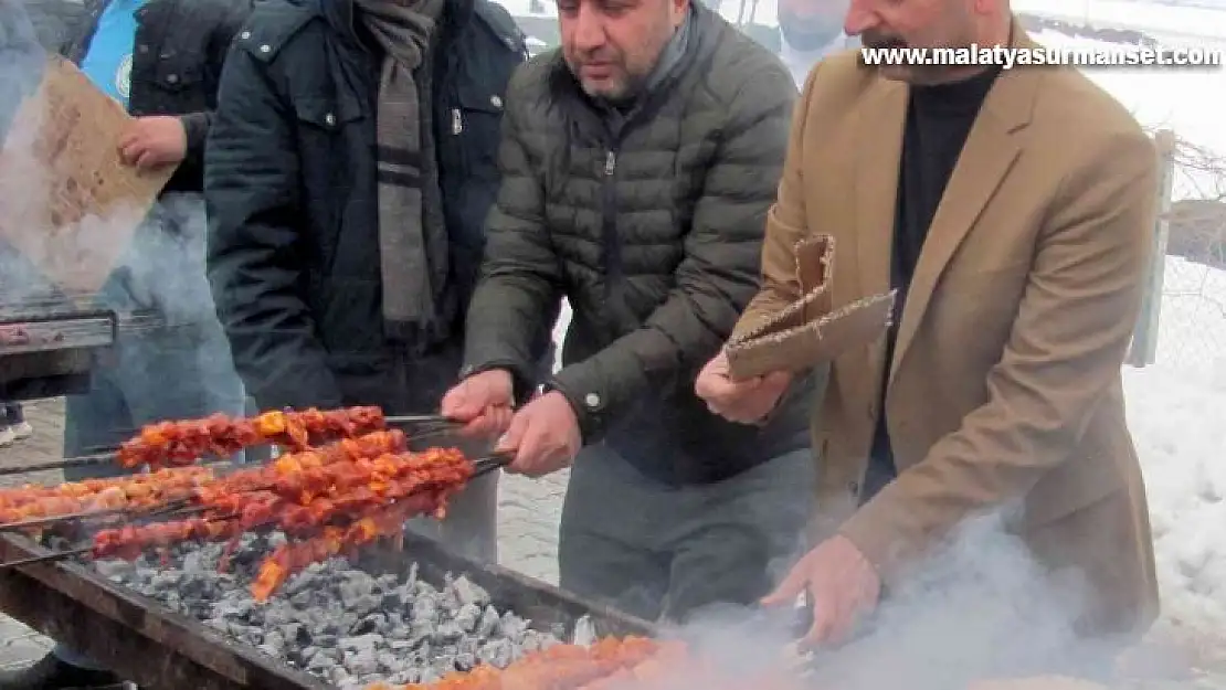 Doğru, kar temizleme çalışması yapan ekiplere kebap ikram etti