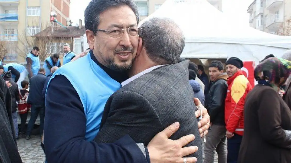 Doğu Türkistanlılar, depremzedelere yardıma koştu