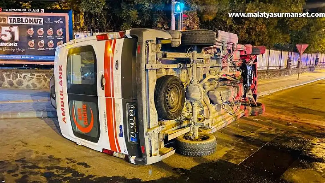 Dolmuşla çarpışan ambulans devrildi: 3 yaralı