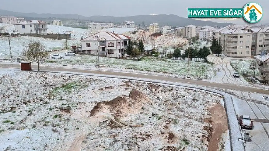 Dolu yağışı Gölbaşı'nı beyaza bürüdü