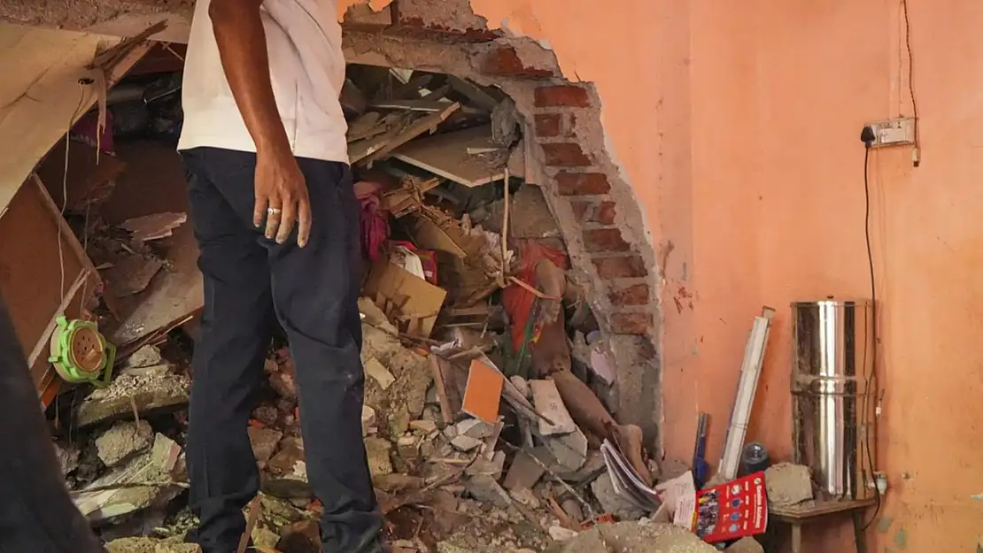 Döşeme Zemin Kata Düştü 6 Kişi Hayatını Kaybetti!