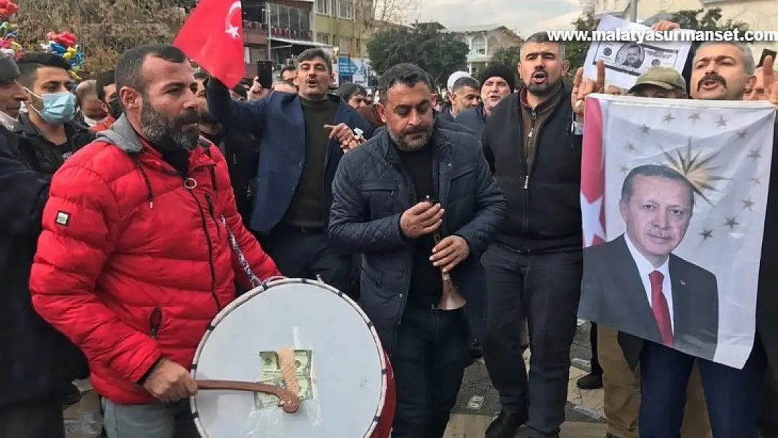 Dövizdeki düşüşe sevinen Malatyalılar,  bu kez de şehir merkezinde halay çektiler, tatlı dağıttılar