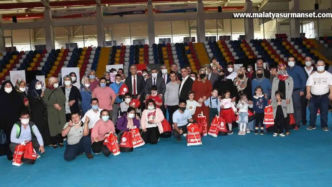 Down sendromlu çocuklara spor malzemesi dağıtıldı