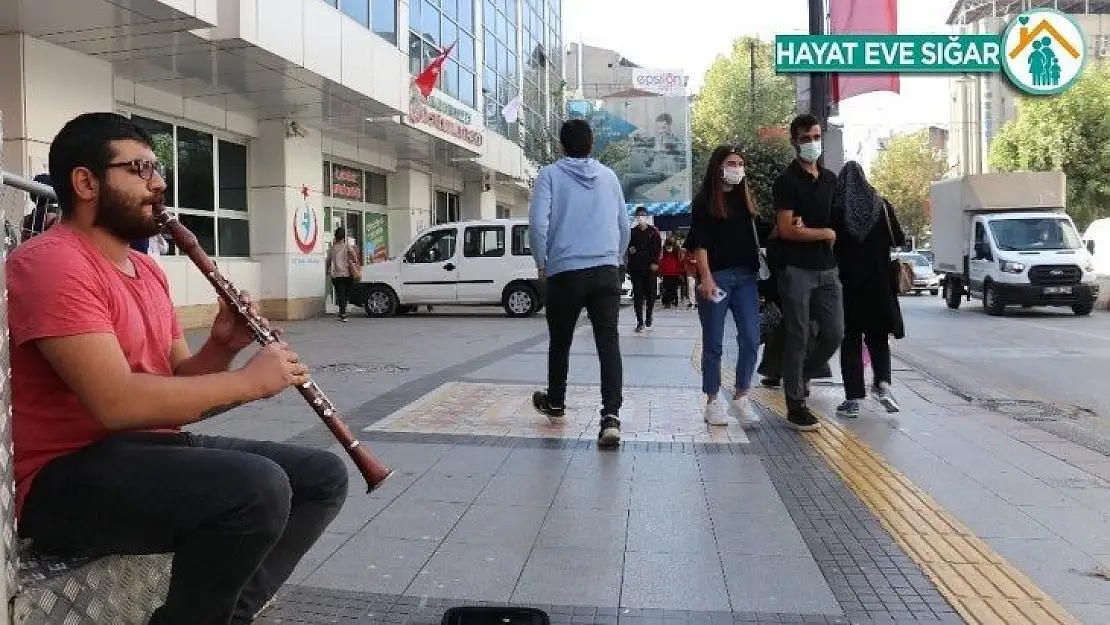 Düğünler eğlenceler yasaklanınca ekmeğini sokaktan çıkarıyorlar