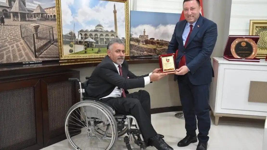 Dünya Engelliler Günü öncesinde Başkan Beyoğlu'na plaket