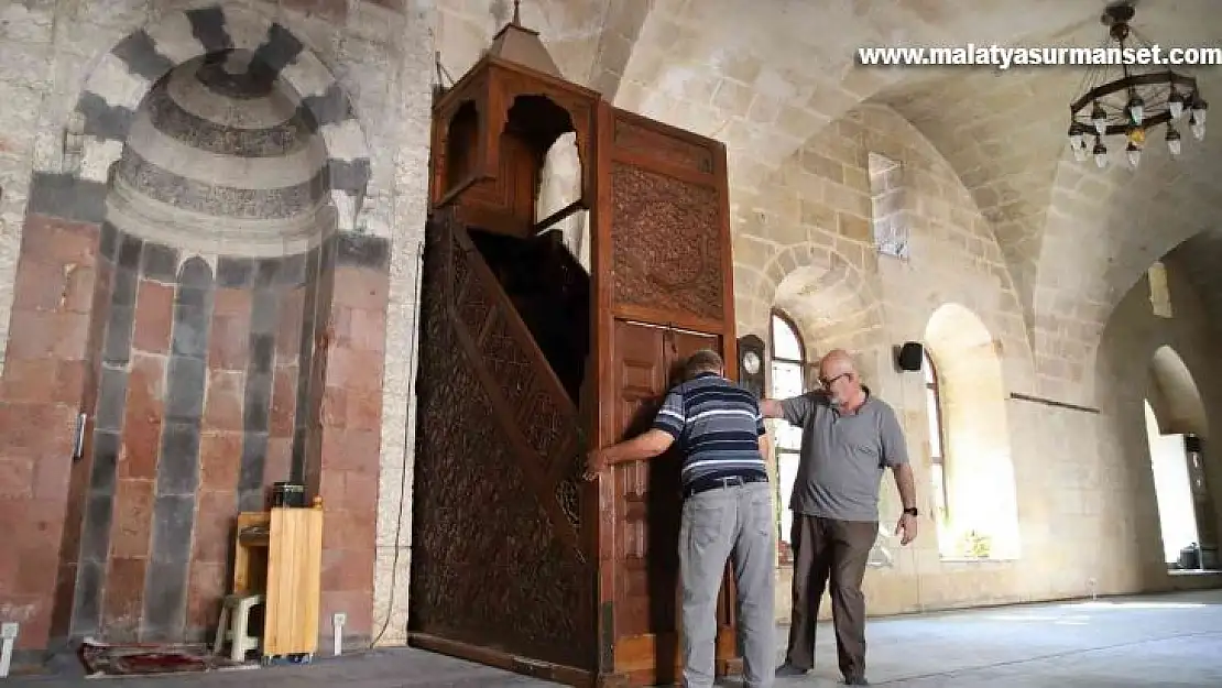 Dünyada ilk: 7 asırlık camide raylı minber