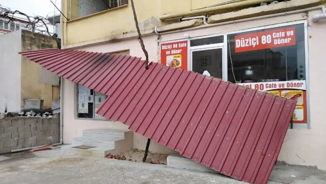 Düziçi'nde fırtına çatıları uçurdu