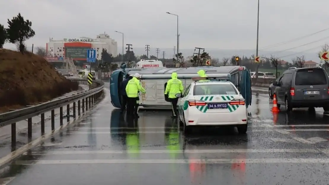 E-5 karayolunda yolcu minibüsü devrildi: 2 hafif yaralı