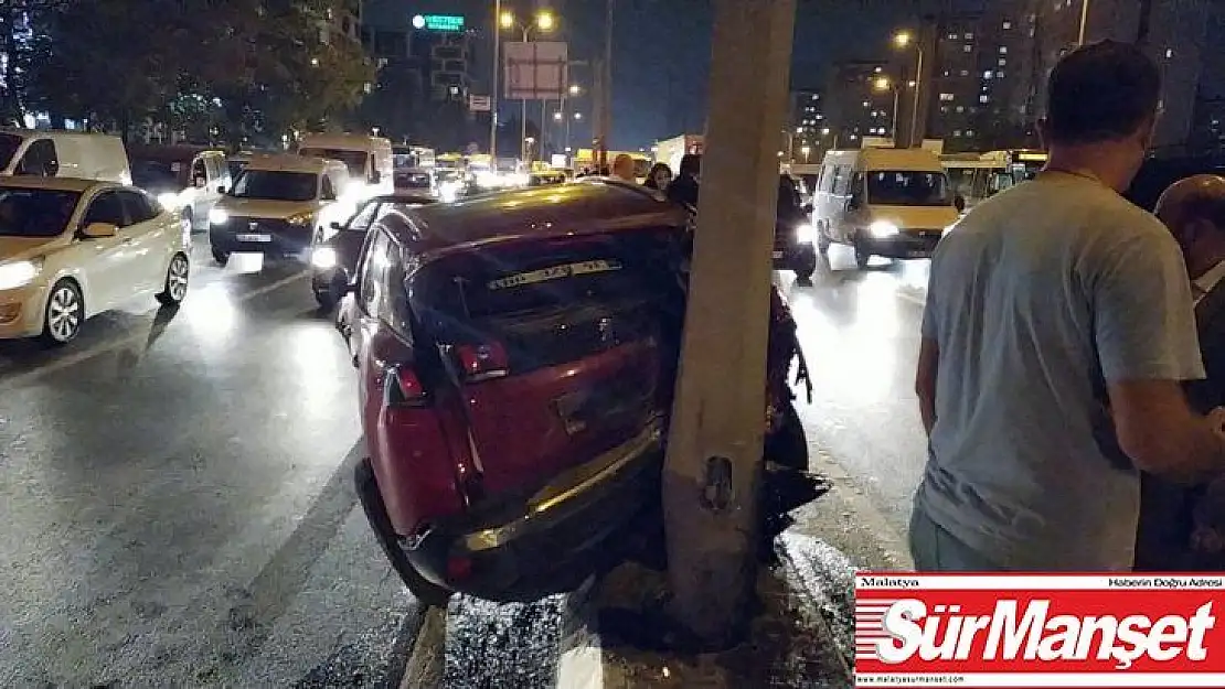 E-5'te iki otomobil çarpıştı trafik durma noktasına geldi