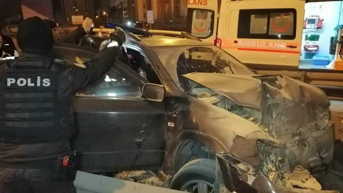 Ehliyetsiz sürücü kaçırdığı otomobille köprü ayağına çarptı