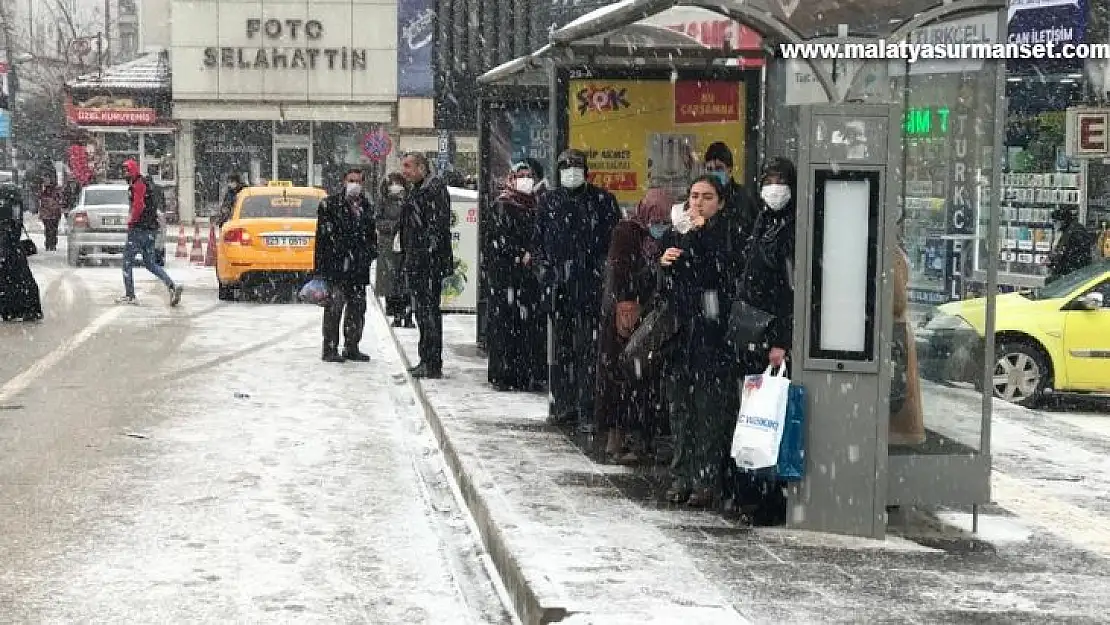 Elazığ beyaz gelinliğini giydi