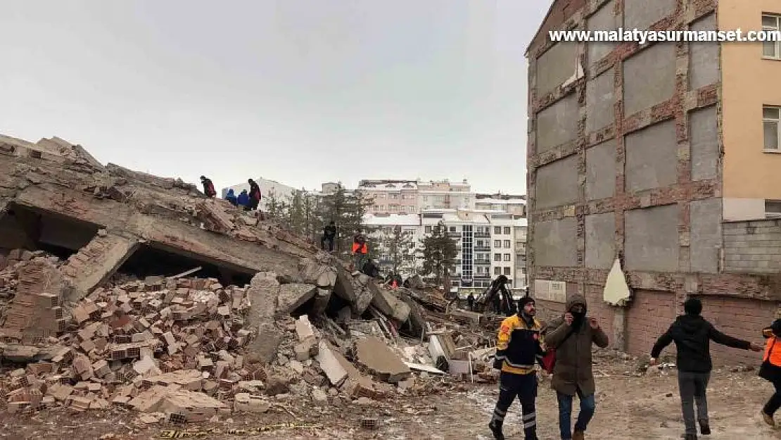 Elazığ bir bina çöktü, biri polis 4 kişinin olduğu tahmin ediliyor