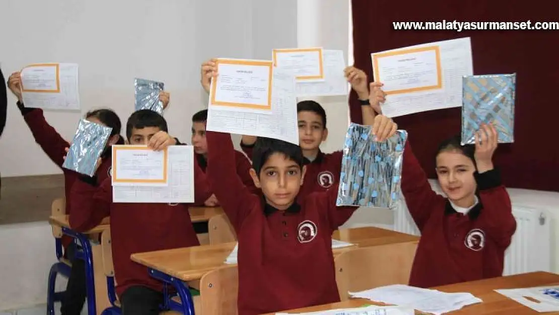 Elazığ'da 129 bin öğrenci karne heyecanı yaşadı