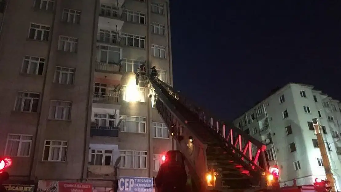 Elazığ'da 5 katlı binada yıkılma tehlikesi