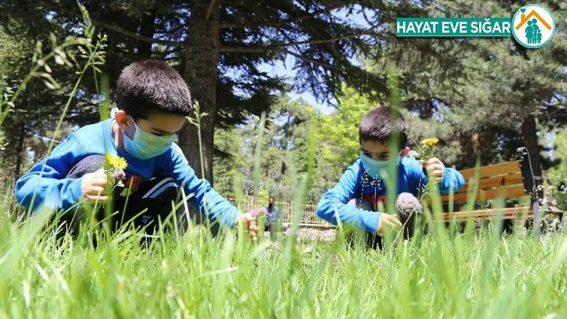 Elazığ'da 5 yaşındaki ikizler 4 saatlik izinde doyasıya eğlendi