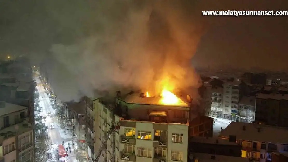 Elazığ'da 6 katlı binada korkutan yangın, ekiplerin müdahalesi sürüyor