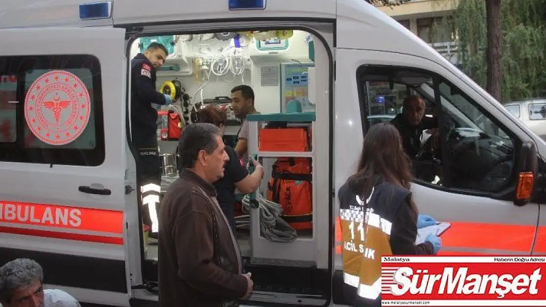 Elazığ'da 8 katlı binadan kopan beton parçalar 2 kişiyi yaraladı