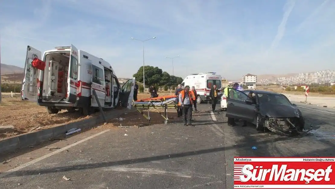 Elazığ'da ambulans ile otomobil çarpıştı: 1'i ağır 7 yaralı