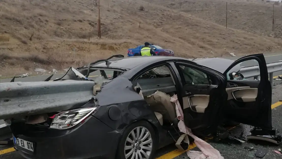 Elazığ'da bariyere çarpan otomobildeki 1 kişi öldü, 1 kişi yaralandı