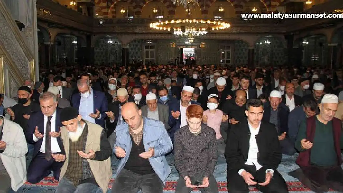 Elazığ'da bayram namazında camiler doldu