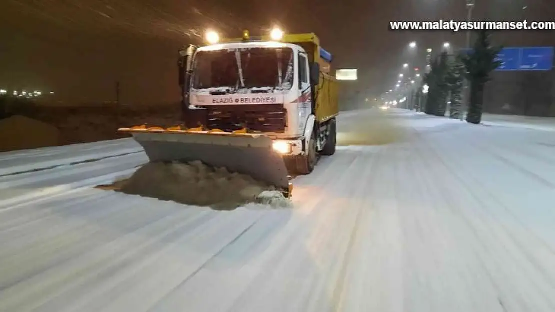 Elazığ'da belediye ekipleri gece de karla mücadelesini sürdürüyor