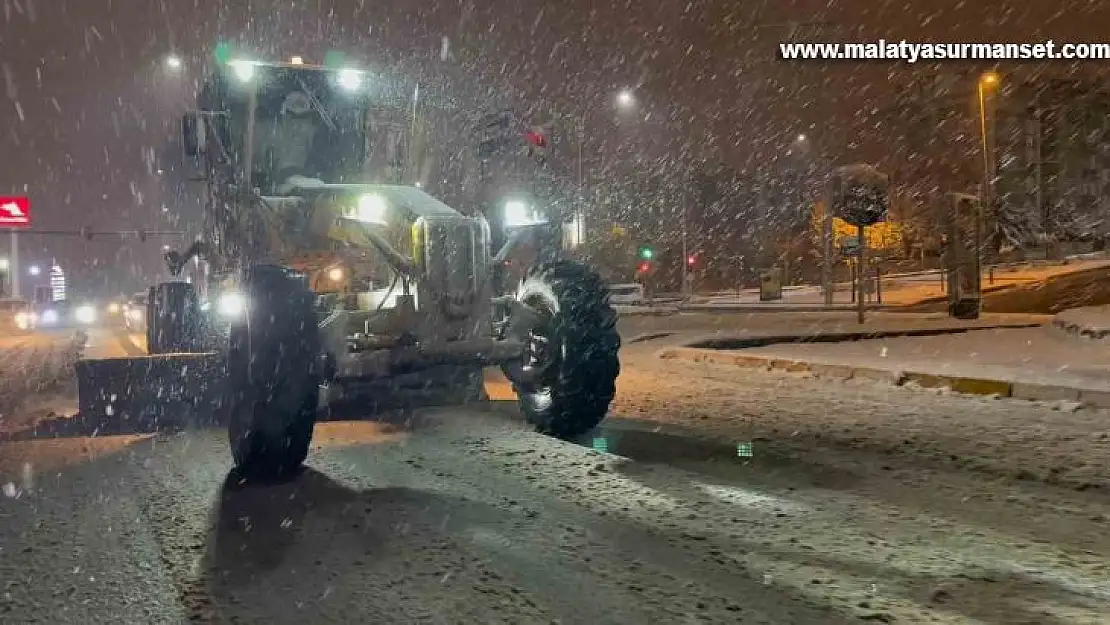 Elazığ'da belediye ekipleri kar mesaisinde