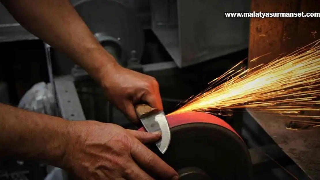 Elazığ'da bıçak bileyicilerin kurban mesaisi başladı