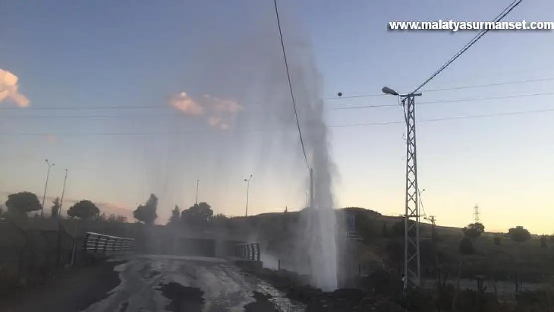 Elazığ'da boru patladı, su metrelerce yükseldi