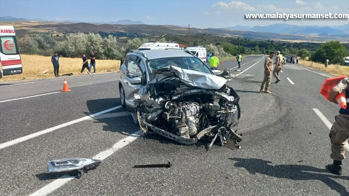 Elazığ'da cip ile otomobilin çarpıştığı kazada 1 kişi öldü, 5 kişi yaralandı