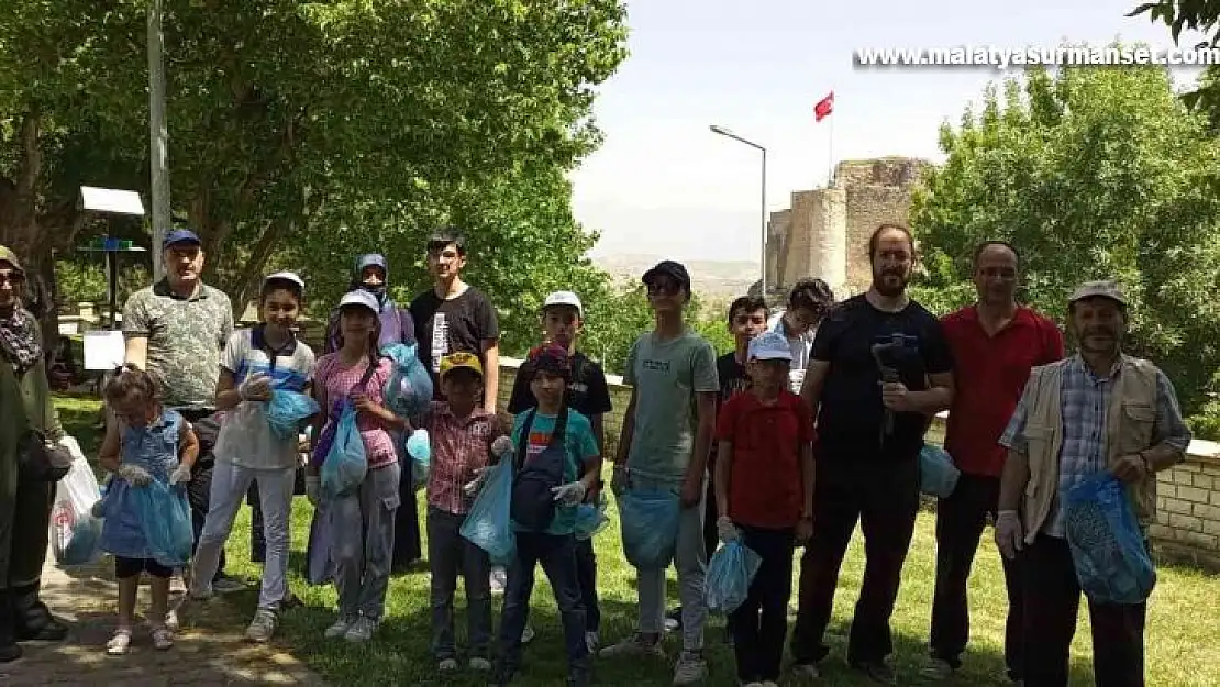 Elazığ'da çocuklar ve gönüllüler Harput'u temizledi